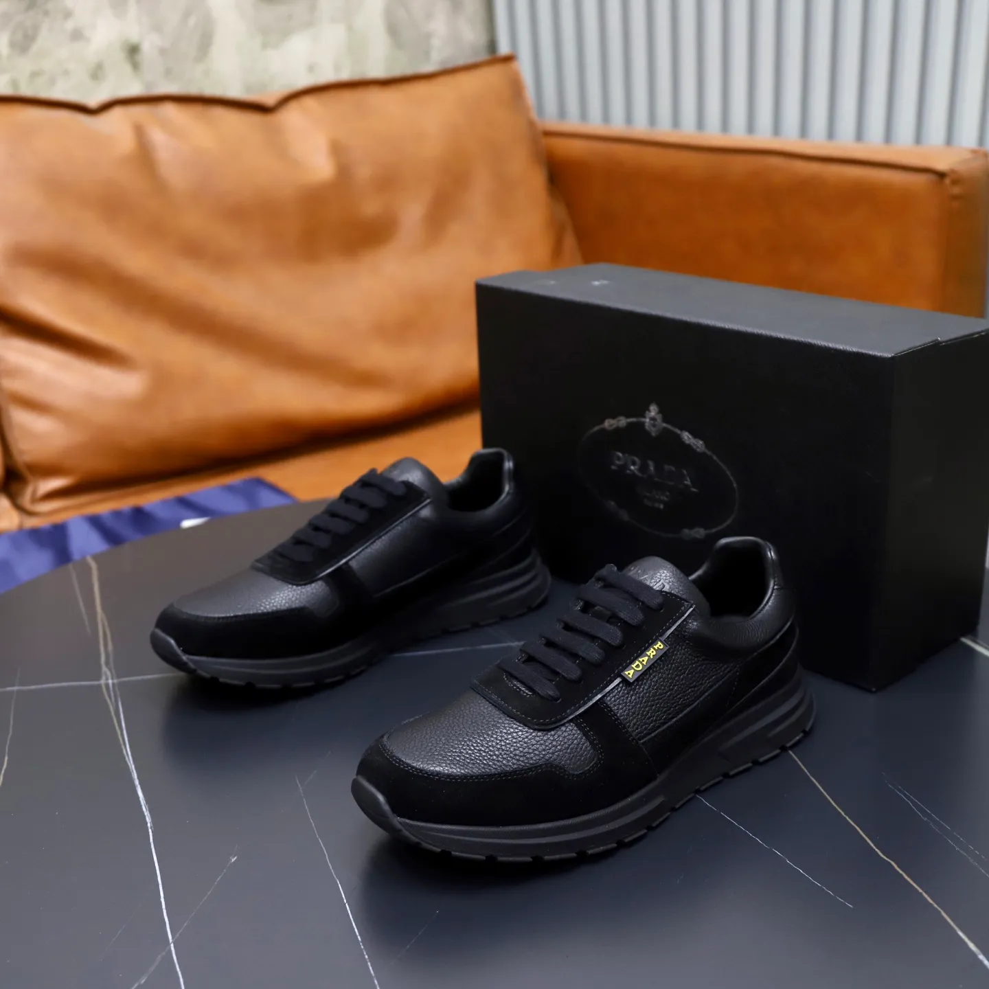 Factory price: 740💰Top original order Brand: PRADA (Prada) Standard code: Men's size 38/44 (45 can be customized) Grade: Same as the official website Material: Original cowhide stitching imported cowhide lining Original combination two-color wear-resistant soft outsole Style category: Leisure and sports version Young fashion European and American trend British style Color: Real picture color